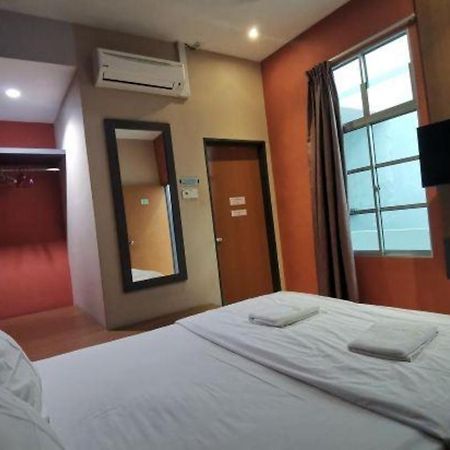 Super Oyo 89930 Golden Guest House Kuantan Luaran gambar